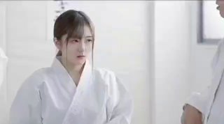 下班后还要跟同单位的白嫩大奶女同事到酒店加班～